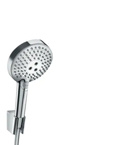 Hansgrohe Brausekopf mit runder Fläche und mehreren Wasserstrahloptionen, an einer Wandhalterung befestigt. Brauseschlauch sichtbar, in Chrom-Optik.